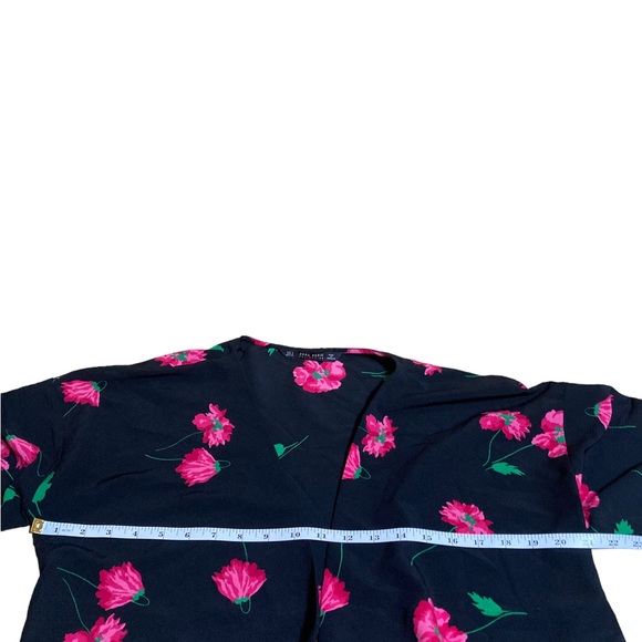 Zara women’s short sleeve wrap front blouse. Pink roses on black background. - Picture 4 of 6